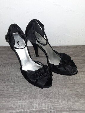 Women's Size 7B Black Satin Heels With Bow